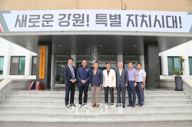 동해안권경제자유구역 망상 3지구 호텔 운영에 참여하는 메리어트 인터내셔널 관계자들이 경자청 현관 앞에서 단체촬영을 하고 있다사진동해안권경제자유구역청