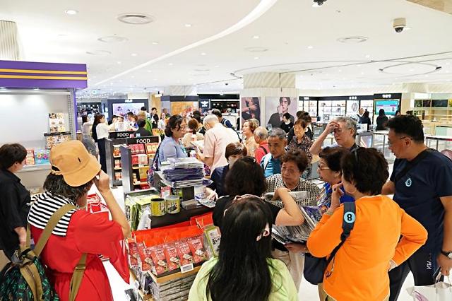 지난 31일 오후 롯데면세점 제주점에 중국발 크루즈 단체 관광객 350여 명이 방문해 쇼핑을 즐겼다 사진롯데면세점 
