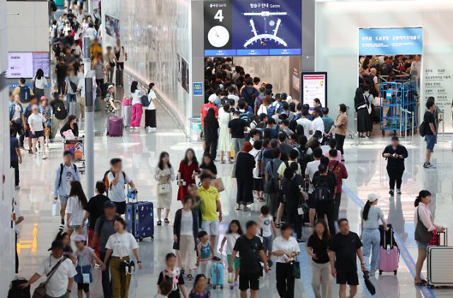 지난달 15일 오전 인천국제공항 제1여객터미널 출국장이 이용객들로 붐비고 있다 사진연합뉴스