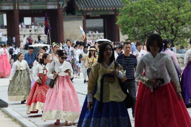 Du khách nước ngoài tham quan Cung Gyeongbok Ảnh chụp vào ngày 2782023 ẢnhYonhap News