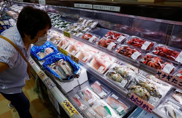 지난 8월 31일 일본 후쿠시마현 소마시의 한 시장에서 시민이 수산물을 살펴보고 있다 사진연합뉴스