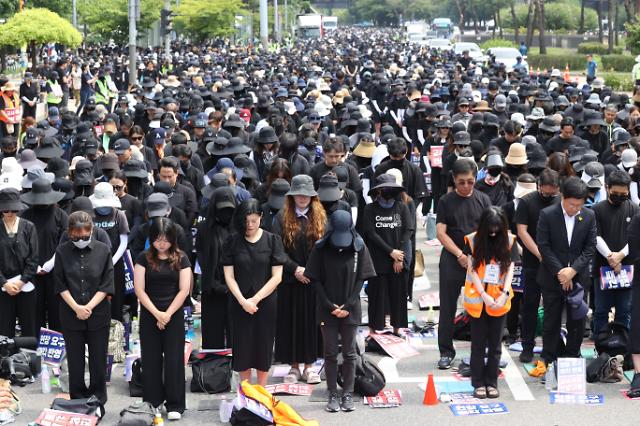 지난달 26일 오후 서울 영등포구 국회 앞에서 전국교사일동이 연 국회 입법 촉구 추모집회에서 참가자들이 묵념하고 있다 사진연합뉴스