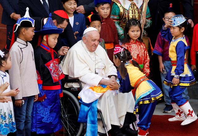 프란치스코 교황이 1일현지시간 몽골 울란바토르에서 열리는 환영 행사에서 아이와 손을 맞잡고 있다 사진연합뉴스