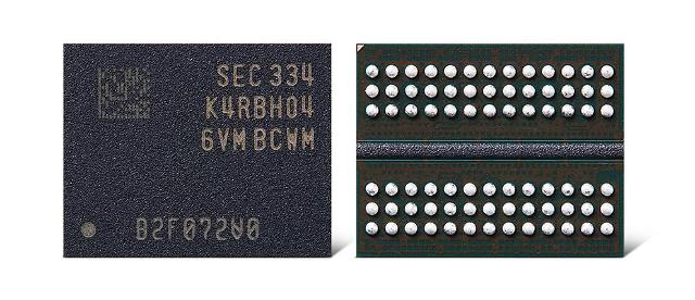 삼성전자가 업계 최초 12나노급 32Gb D램을 개발했다 사진은 32Gb DDR5 D램사진삼성전자