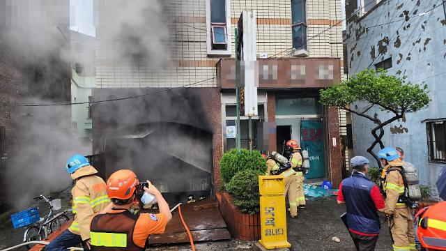 부산 목욕탕 화재 진압
    부산연합뉴스 1일 오후 부산 동구 한 목욕탕에서 화재로인한 폭발이 발생해 소방대원들이 진화를 하고 있다 202391 부산경찰청 제공 재판매 및 DB 금지
    handbrotherynacokr2023-09-01 174000
저작권자 ⓒ 1980-2023 ㈜연합뉴스 무단 전재 재배포 금지저작권자 ⓒ 1980-2023 ㈜연합뉴스 무단 전재 재배포 금지