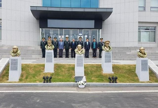 2018년 6월 신흥무관학교 설립 107주년 기념식에 참석한 신흥무관학교기념사업회 및 육군사관학교 관계자들이 독립전쟁 영웅 5인의 흉상 뒤에서 기념 촬영을 하고 있다 사진연합뉴스