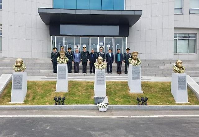  2018년 6월 신흥무관학교 설립 107주년 기념식에 참석한 신흥무관학교기념사업회 및 육군사관학교 관계자들이 독립전쟁 영웅 5인의 흉상 뒤에서 기념 촬영을 하고 있다 사진연합뉴스