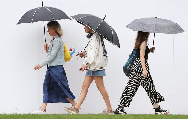 서울 중구 서울광장에서 우산을 쓰고 가는 외국인들 사진연합뉴스