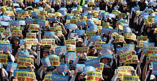 교사들이 2일 오후 서울 영등포구 국회대로에서 50만 교원 총궐기 추모 집회를 열고 구호를 외치고 있다 사진연합뉴스
