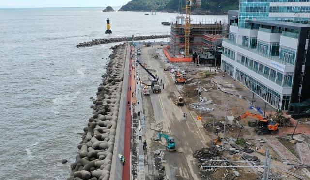 지난해 9월 제11호 태풍 힌남노 상륙 당시 폭풍해일로 파손된 부산 서구 송도해수욕장 인근 도로 사진연합뉴스