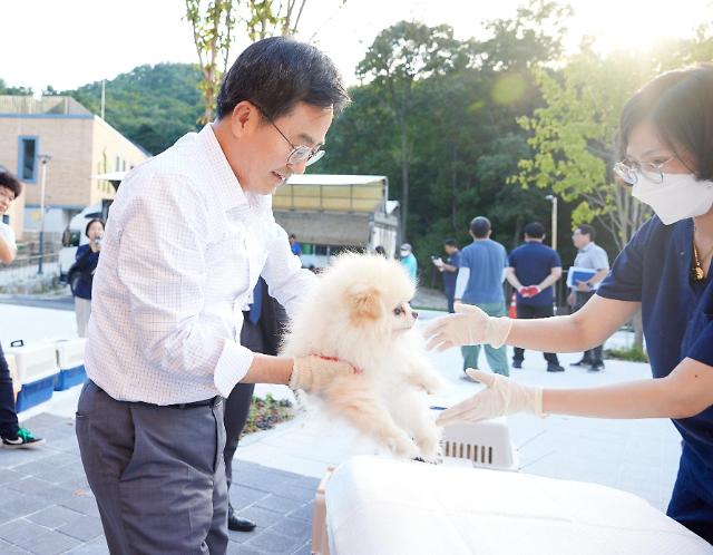 김동연 지사가 옮기고 있다 사진김동연 지사 페북 캡처