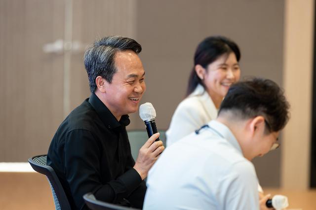 진옥동 신한금융그룹 회장이 1일 서울 중구 본사에서 신한금융지주 창립 22주년을 기념해 열린 ‘참신한 토크 콘서트’에 참석해 직원들과 대화하고 있다 사진신한금융지주