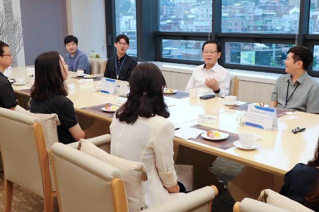 3일 서울 중구 우리은행 본점 직원식당에서 조병규뒷 줄 오른쪽에서 두번째 은행장이 올 7월 입행 후 처음으로 본부부서로 발령받은 MZ 행원 11명과 함께 점심을 먹으며 대화하고 있다 사진 우리은행