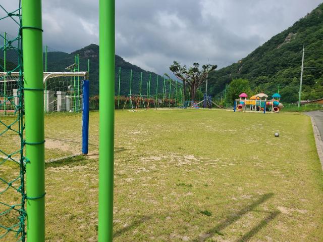 농촌유학 프로그램을 진행하고 있는 전북 완주 동상초등학교 운동장 사진신진영 기자