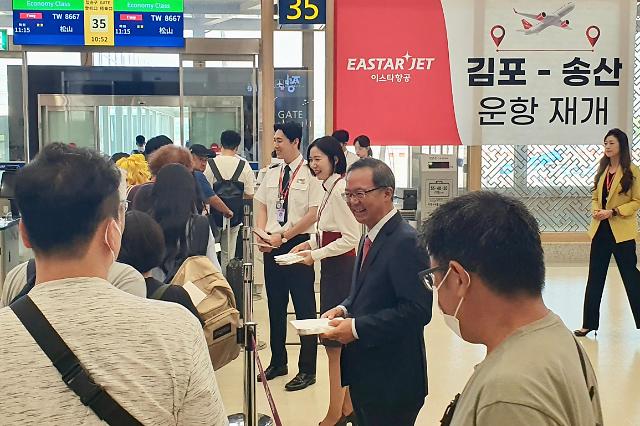 조중석 이스타항공 대표를 포함한 임직원들이 김포-대만 첫 편 승객들에게 기념품을 증정하고 있다 사진이스타항공