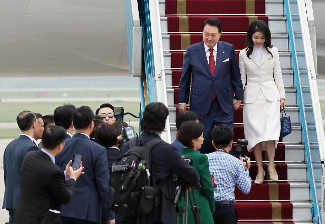 베트남 도착해 공군 1호기에서 내리는 윤석열 대통령 부부
    하노이연합뉴스 임헌정 기자  베트남을 국빈 방문하는 윤석열 대통령과 부인 김건희 여사가 22일현지시간 하노이 노이바이 국제공항에 도착 전용기인 공군1호기에서 내리고 있다 2023622
    kaneynacokr2023-06-22 130147
저작권자 ⓒ 1980-2023 ㈜연합뉴스 무단 전재 재배포 금지저작권자 ⓒ 1980-2023 ㈜연합뉴스 무단 전재 재배포 금지