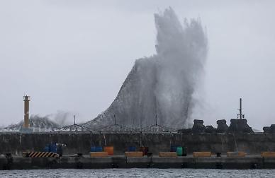 태풍 하이쿠이, 대만 남동부 상륙…9300가구 이상 정전