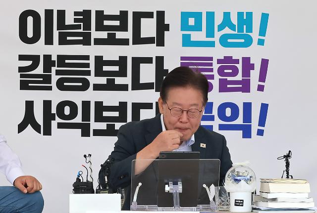 소금 섭취하는 이재명 대표
    서울연합뉴스 이정훈 기자  단식 나흘째인 더불어민주당 이재명 대표가 3일 오전 국회 단식농성장에서 소금을 섭취하고 있다 202393
    uwg806ynacokr2023-09-03 121304
저작권자 ⓒ 1980-2023 ㈜연합뉴스 무단 전재 재배포 금지저작권자 ⓒ 1980-2023 ㈜연합뉴스 무단 전재 재배포 금지