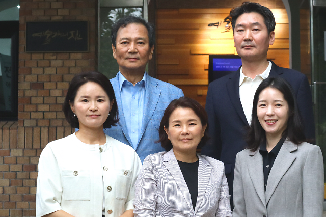 왼쪽 위부터 시계방향김규헌 변호사 김성범 상임감사 강전애 변호사 황수정 수석논설위원 박정연 노무사
사진한국문화예술위원회