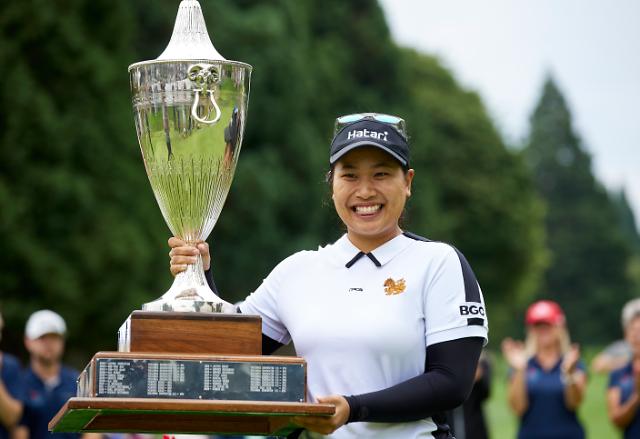 태국의 짠네띠 완나샌이 4일한국시간 생애 처음으로 LPGA 투어 우승컵을 들어 올렸다 사진AP·연합뉴스