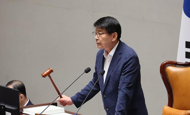 서삼석 예결위원장이 4일 국회에서 열린 예산결산특별위원회 전체회의에서 개의를 선언하고 있다 사진연합뉴스