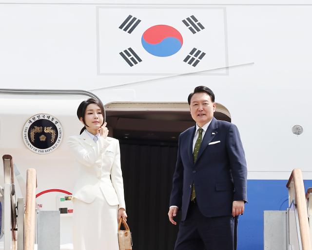 인니·인도 순방 나서는 윤석열 대통령
    성남연합뉴스 임헌정 기자  아세안ASEAN·동남아시아국가연합 관련 정상회의와 주요 20개국G20 정상회의 참석 등을 위해 인도네시아와 인도를 순방하는 윤석열 대통령과 부인 김건희 여사가 5일 성남 서울공항에서 출국하며 전용기인 공군 1호기에 올라 환송객을 바라보고 있다 202395
    kaneynacokr2023-09-05 124017
저작권자 ⓒ 1980-2023 ㈜연합뉴스 무단 전재 재배포 금지저작권자 ⓒ 1980-2023 ㈜연합뉴스 무단 전재 재배포 금지