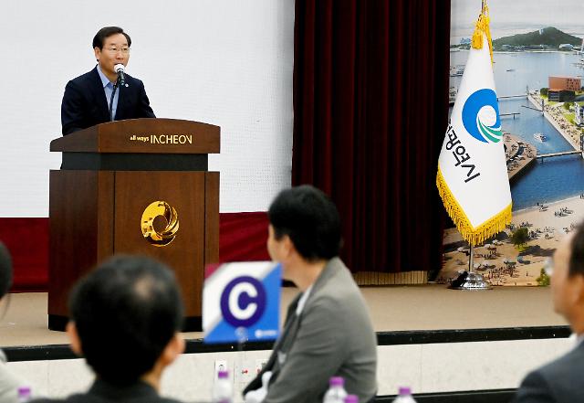 유정복 인천광역시장이 5일 시청 대회의실에서 열린 제3기 인천광역시 공공건축가 위촉식에서 인사말을 하고 있다 사진인천시