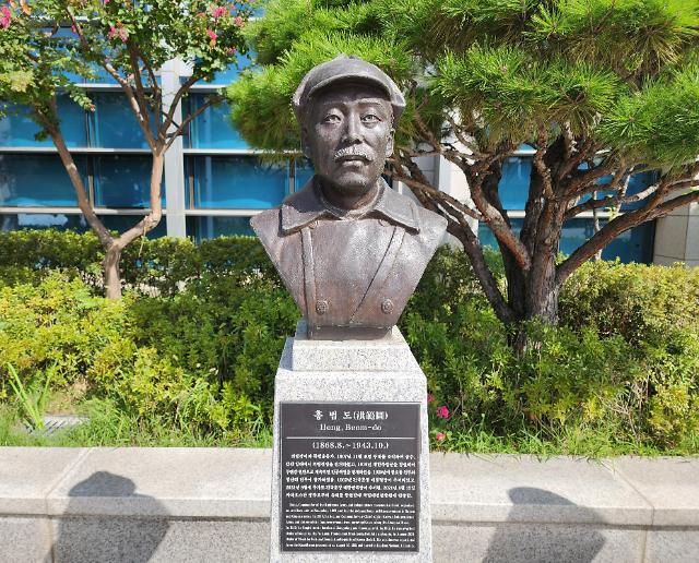 서울 용산 국방부 현관 앞 홍범도 장군 흉상 홍 장군이 ‘산포대포수연합 ’ 대신 ‘포병부대’를 조직했다고 잘못 표기돼 있다사진조재형 기자