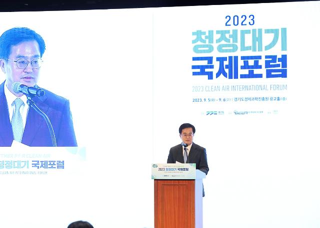 경기경제과학진흥원에서 열린 2023 청정대기 국제포럼에서 김동연 경기도지사가 개회사를 하고 있다 사진경기도