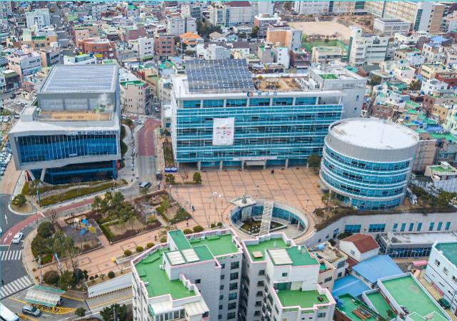 수정5동행정복지센터에서는 지난 4일 수정동희망마을수직농장사회적협동조합과 수정5동지역사회보장협의체 주관으로 사랑의 농산물 5000kg 전달식을 가졌다고 밝혔다사진동구청