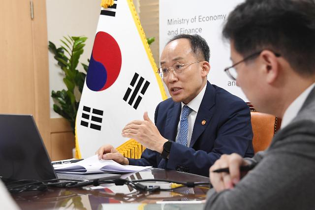 추경호 부총리 겸 기획재정부 장관이 9월 5일 오후 서울 종로구 정부서울청사에서 IMF 연례협의 대표단단장 헤럴드 핑거 미션단장과 화상으로 면담을 하고 있다사진기획재정부