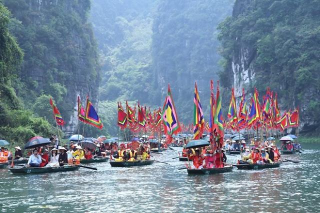 많은 관광객들을 유치한 짱안 축제 사진베트남통신사