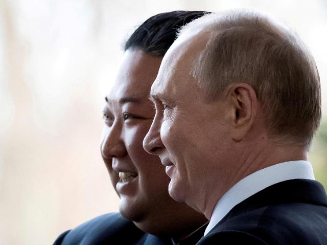 블라디미르 푸틴 러시아 대통령과 김정은 북한 국무위원장이 지난 2019년 4월 블라디보스토크에서 열린 회담 중 사진 촬영을 위해 포즈를 취하고 있다 사진로이터 연합뉴스