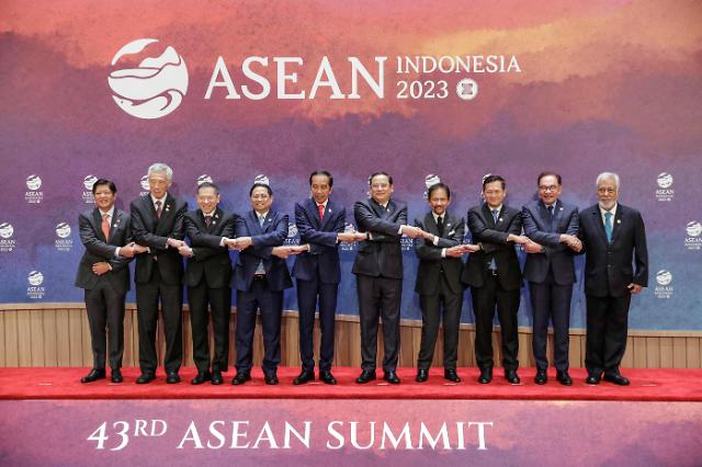 제43차 아세안ASEAN·동남아시아국가연합 정상회의가 지난 9월 5일현지시간 인도네시아 자카르타에서 개막한 가운데 회의에 참석한 각국 대표들이 기념 촬영을 하고 있다 사진AFP 연합뉴스