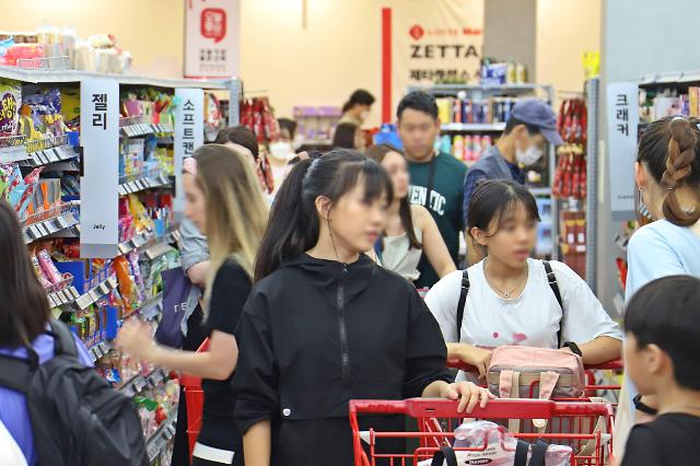 롯데마트 서울역점에서 외국인 고객들이 쇼핑을 하고 있다 사진롯데마트