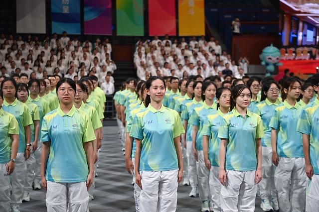 자원봉사자들이 지난달 24일한국시간 중국 항저우 근교에서 2022 항저우 아시안 게임·아시안 패러 게임 세리모니를 연습하고 있다 사진신화통신·연합뉴스