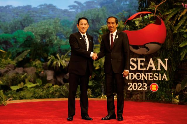 기시다 후미오 일본 총리왼쪽와 조코 위도도조코위 인도네시아 대통령이 9월 6일현지시간 아세안ASEAN·동남아시아국가연합 정상회의가 진행되는 인도네시아 자카르타에서 악수하고 있다 사진로이터 연합뉴스