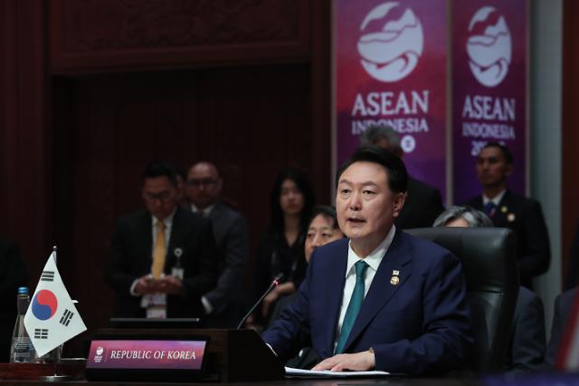 Tổng thống Yoon Suk-yeol phát biểu tại Hội nghị cấp cao Hàn Quốc-ASEAN được tổ chức tại Trung tâm Hội nghị Jakarta JCC ở Indonesia vào ngày 692023 theo giờ địa phương ẢnhYonhap News