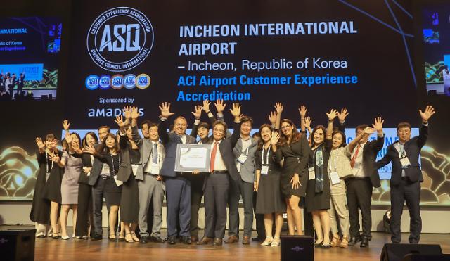 Lee Hak-jae  Giám đốc điều hành của Tổng công ty Sân bay Quốc tế Incheon cầm bằng chứng nhận bên phải chụp ảnh kỷ niệm với Tổng thư ký ACI Luis Felipe và các quan chức sau khi nhận bằng chứng nhận đạt cấp 5 của chứng nhận Trải nghiệm khách hàng ACI ẢnhIIAC