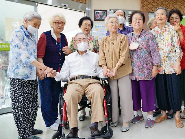 국가보훈부가 지난달 일본에서 고국으로 돌아온 광복군 출신 오성규100 애국지사에게 보청기 업체인 스타키코리아와 첨단 보청기를 지원한다고 9월 4일 밝혔다 사진은 지난 8월 31일 보훈부 소속 수원보훈원에 입소 후 기념 촬영하는 오성규 애국지사사진국가보훈부