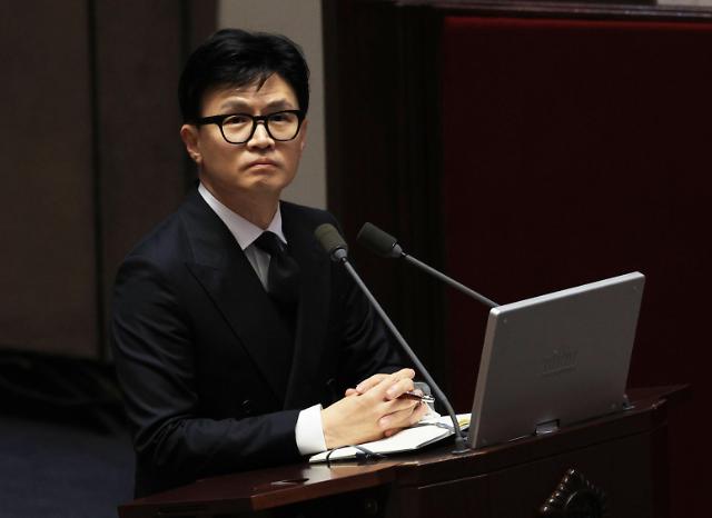 한동훈 법무부 장관이 5일 서울 여의도 국회에서 정치 분야에 관한 대정부질문에서 권성동 국민의힘 의원의 질의를 듣고 생각에 잠겨있다 사진연합뉴스
