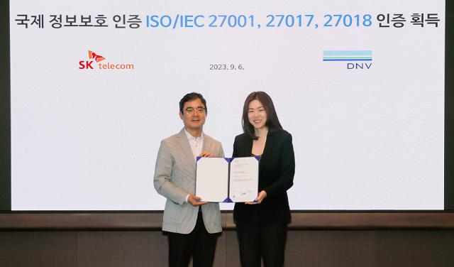  디엔브이 비즈니스 어슈어런스 코리아DNV Business Assurance Korea 이소영 대표우측이가 을지로에 있는 SKT T타워에서 손영규 SK텔레콤 정보보호담당CISO 좌측에게 인증서를 전달하고 있다 사진SK텔레콤