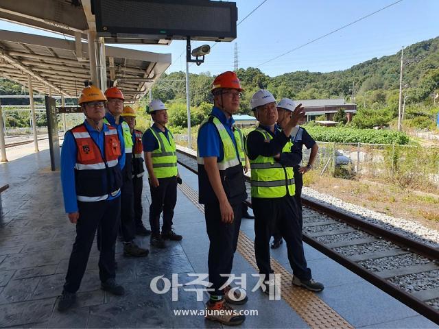 한국철도 강원본부 관계자들이 만종역에서 안전점검을 하고 있다사진한국철도 강원본부