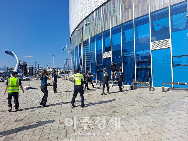 강릉역 3번 출구 앞 광장에서 강력범죄 위기대응 훈련을 시행하고 있다사진한국철도 강릉관리역