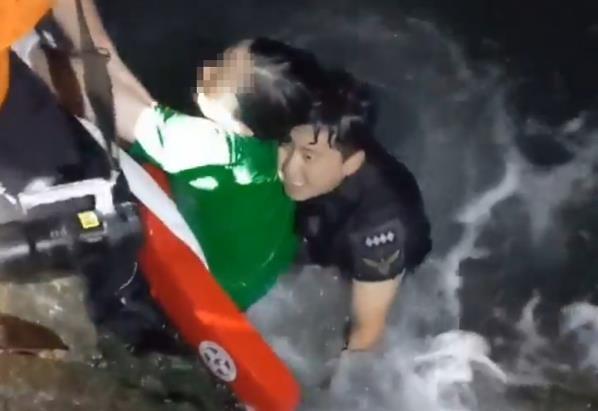 한밤 중 바다에 빠진 여성 구조한 울산해경 해양경찰울산해경 제공 연합뉴스