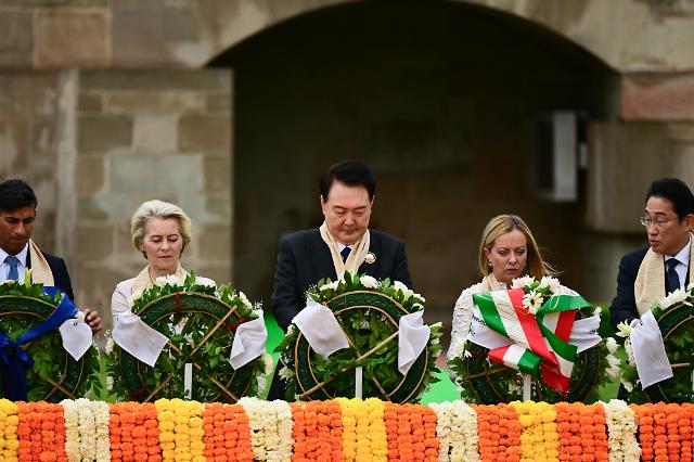 윤석열 대통령 G20 정상들과 간디 추모공원 헌화
    뉴델리연합뉴스 임헌정 기자  윤석열 대통령이 10일현지시간 인도 뉴델리 간디 추모공원에서 주요 20개국G20 정상들과 함께 슬리퍼를 신고 헌화하고 있다 2023910 공동취재
    kaneynacokr2023-09-10 134348
저작권자 ⓒ 1980-2023 ㈜연합뉴스 무단 전재 재배포 금지저작권자 ⓒ 1980-2023 ㈜연합뉴스 무단 전재 재배포 금지