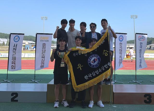 1600mR에서 금메달 1개 총 5개 메달을 획득한 서천군 직장운동경기부 육상팀 소속 선수들 모습사진서천군