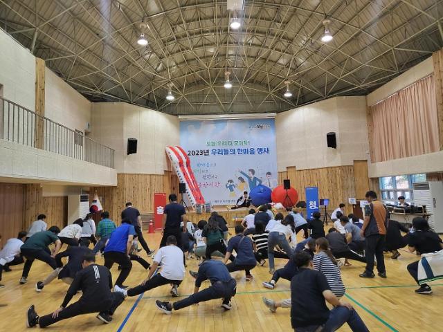 지난 8일 제암산자연휴양림에서 군 산하 공무직 130여 명이 참여한 ‘2023년 공무직 직원 한마음 행사’를 개최했다 사진보성군