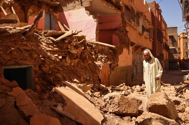 10일현지시간 모로코 아미즈미즈에서 한 주민이 강진으로 무너진 집 앞에 서 있다 모로코에서는 지난 8일 오후 11시께 마라케시 서남쪽 약 71km 지점에서 규모 68 지진이 발생한 뒤 지금까지 2000명 이상이 숨졌다 20230911 사진로이터 연합뉴스
