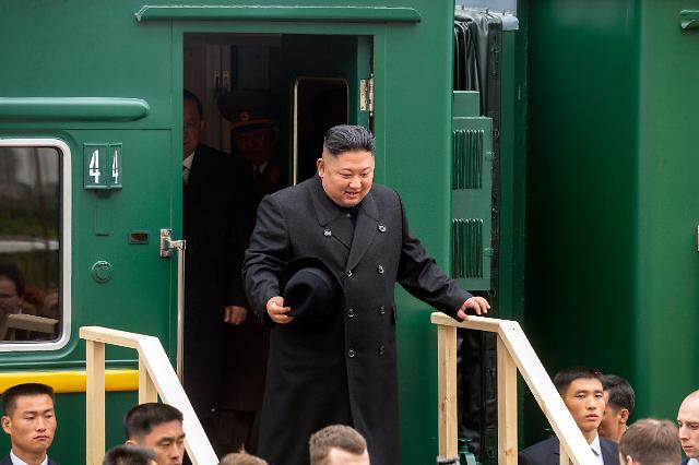 김정은 북한 국무위원장이 지난 2019년 4월 24일 러시아 연해주 하산역에 도착 후 열차에서 내리는 모습 사진AP 연합뉴스 
